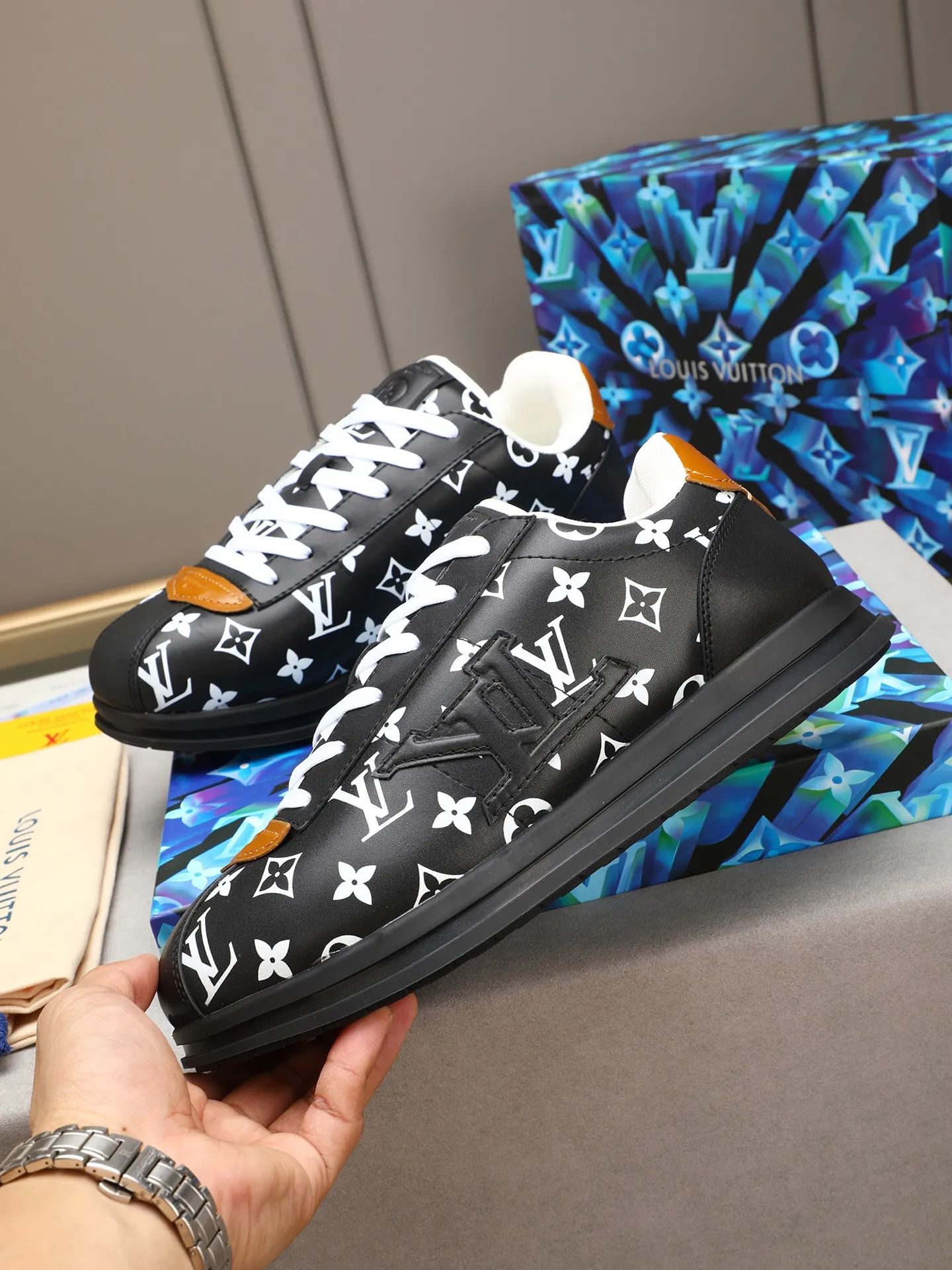 Men's Men's Shoes 💰500 LV Louis Vuitton L Jialu Brand Runner Tatic Series Thick-soled Casual Sports Shoes Running Shoes Original purchase, development, production This LV Runner Tatic sports shoe combines technical materials such as mesh fabric and ribbons to interpret the inspiration of traditional mountaineering shoes. LV letters are written on one side, the lariat buckle of the quick lacing system is embellished with Monogram flowers and Louis Vuitton logos, and the light and wear-resistant rubber outsole completes the whole. ▪️Fabric: Original imported cowhide + mesh ▪️Inner lining: Original customized breathable mesh ▪️Sole: Original open-molded anti-slip rubber combination material ▪️Size: Men's 40-44 (45 46 customized)